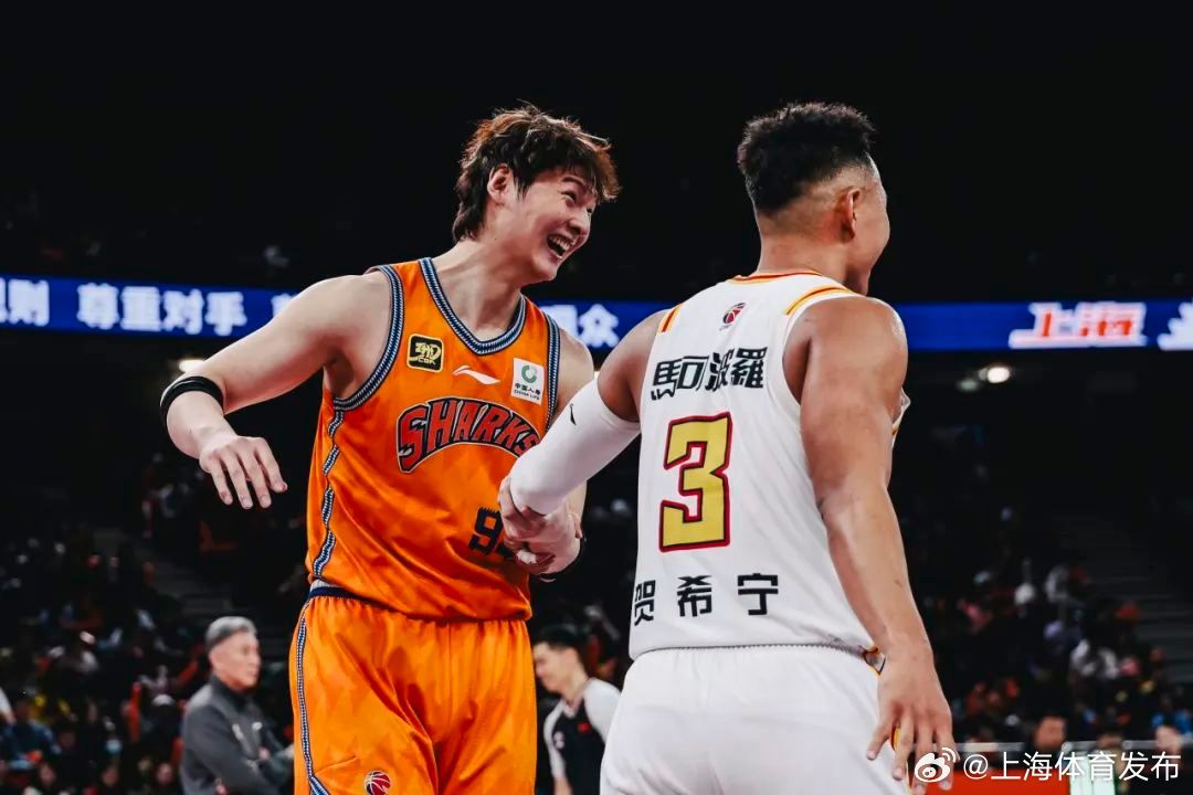 集结日CBA季后赛焦点战，上海海港主帅复盘，引发热议，团队化学反应显著(今晚cba最新战况)九游
